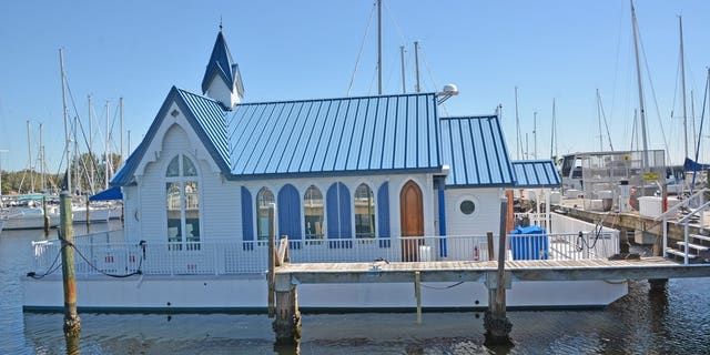 Interested buyers need not ask the heavens for a sign that the houseboat might be right, as the Chapel on the Bay is currently available to rent on Airbnb for $250 a night.