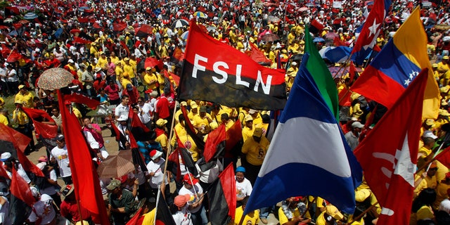 Sandinista supporters of Nicaragua's President Daniel Ortega attend an event marking the 30th anniversary of the Sandinista revolution in Juan Pablo II square in Managua July 19, 2009. REUTERS/Oswaldo Rivas (NICARAGUA POLITICS ANNIVERSARY) - GM1E57K04L001