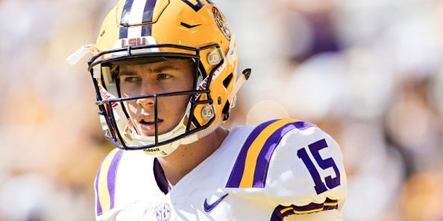 BATON ROUGE, DIE - OKTOBER 14: Myles Brennan #15 of the LSU Tigers warming up before a game against the Auburn Tigers at Tiger Stadium on October 14, 2017 in Baton Rouge, Louisiana. LSU defeated the Auburn 27-23.