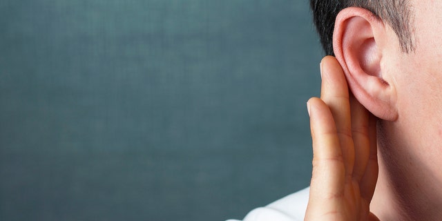 Les chercheurs discutent d'une nouvelle théorie sur la façon dont la perte d'audition peut causer la démence et que le traitement de la déficience auditive peut aider à prévenir la maladie.  (iStock) <br /></noscript>“/></source></source></picture></div>
<div class=