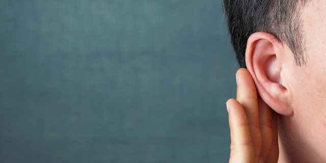 Les chercheurs discutent d'une nouvelle théorie sur la façon dont la perte d'audition peut causer la démence et que le traitement de la déficience auditive peut aider à prévenir la maladie. (iStock) <br />«/></source></source></picture></div>
<div class=