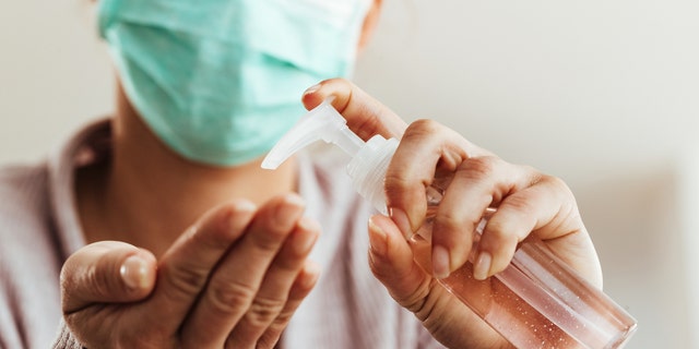 El CDC aconseja pararse al menos a seis pies de los demás, usar una máscara, practicar la higiene de las manos, aislarse en casa en caso de enfermedad y desinfectar las superficies que se tocan con frecuencia.