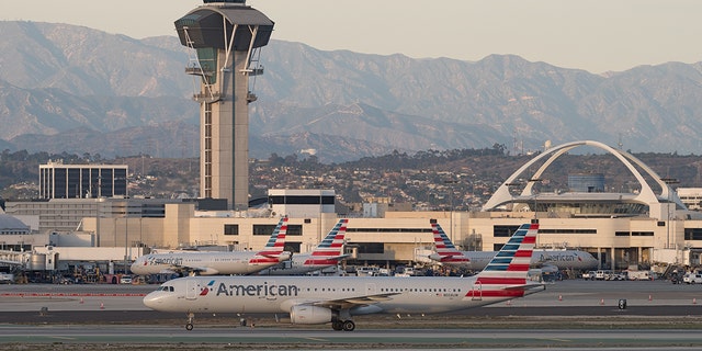 De autoriteiten arresteerden de verdachte nadat het vliegtuig veilig was geland op Los Angeles International Airport (LAX).