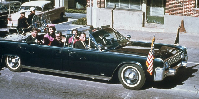 The Kennedys and Connallys rode together through Dallas in the official SS-100-X limousine on Nov. 22, 1963. (盖蒂图片社)