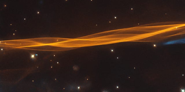 NASA / ESA哈勃太空望远镜的影像看起来像是披在天空上的细腻轻薄的面纱，实际上描绘了天鹅座超新星爆炸波的一小部分，位于2400光年外。 （ESA /哈勃和美国国家航空航天局，布莱尔；致谢：利奥·沙兹（Leo Shatz））