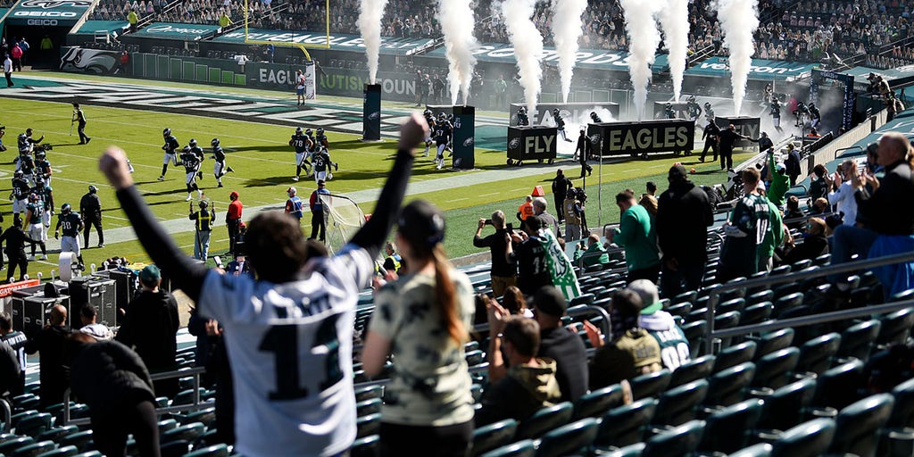 Eagles fans seen fighting in stands in return to Lincoln Financial Field