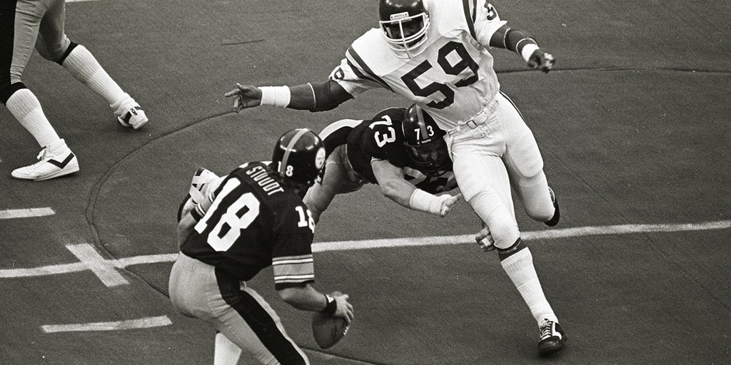 Minnesota Vikings' Matt Blair (59) goes high to block the kick by