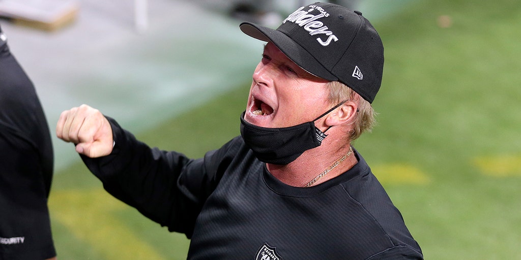 Jon Gruden dons Oakland Raiders cap to start game vs. Chargers