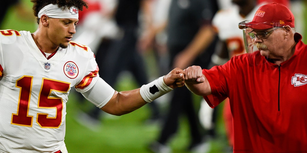 Chiefs' Patrick Mahomes, Andy Reid downplay quarterback's sideline