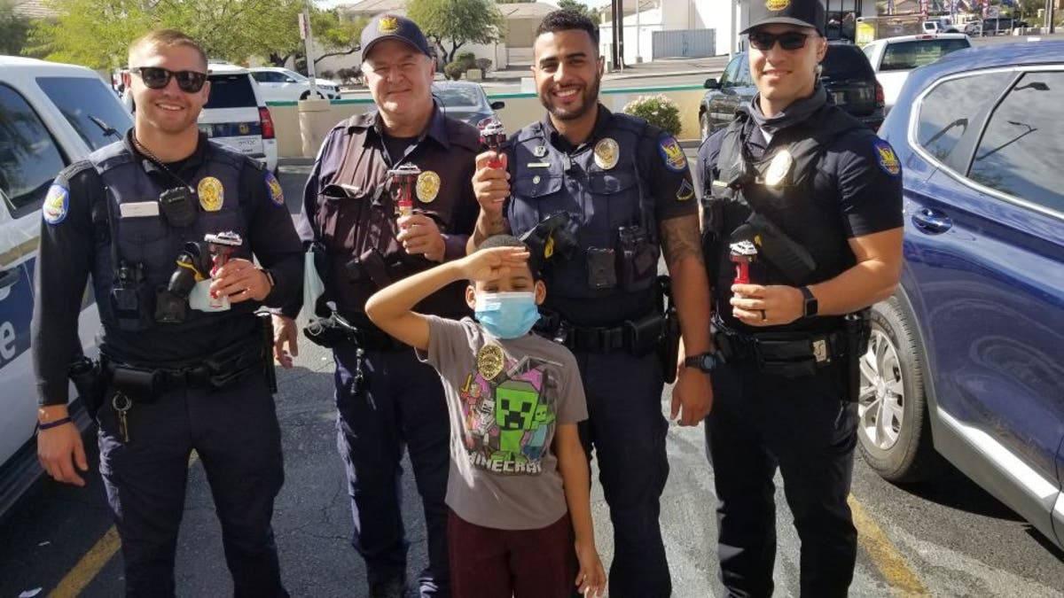 Little boy gifts Phoenix police officers candy. (Photo courtesy of Susan Robinson)