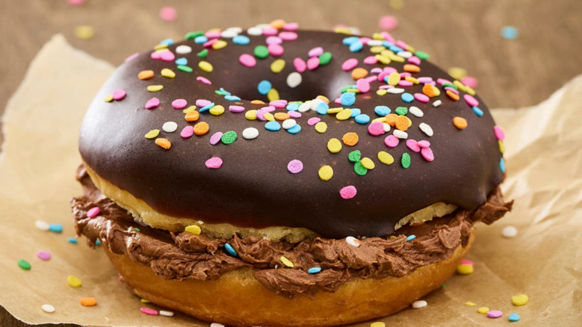 The chocolate birthday cake "Party Bagel" comes with chocolate buttercream and sprinkles.