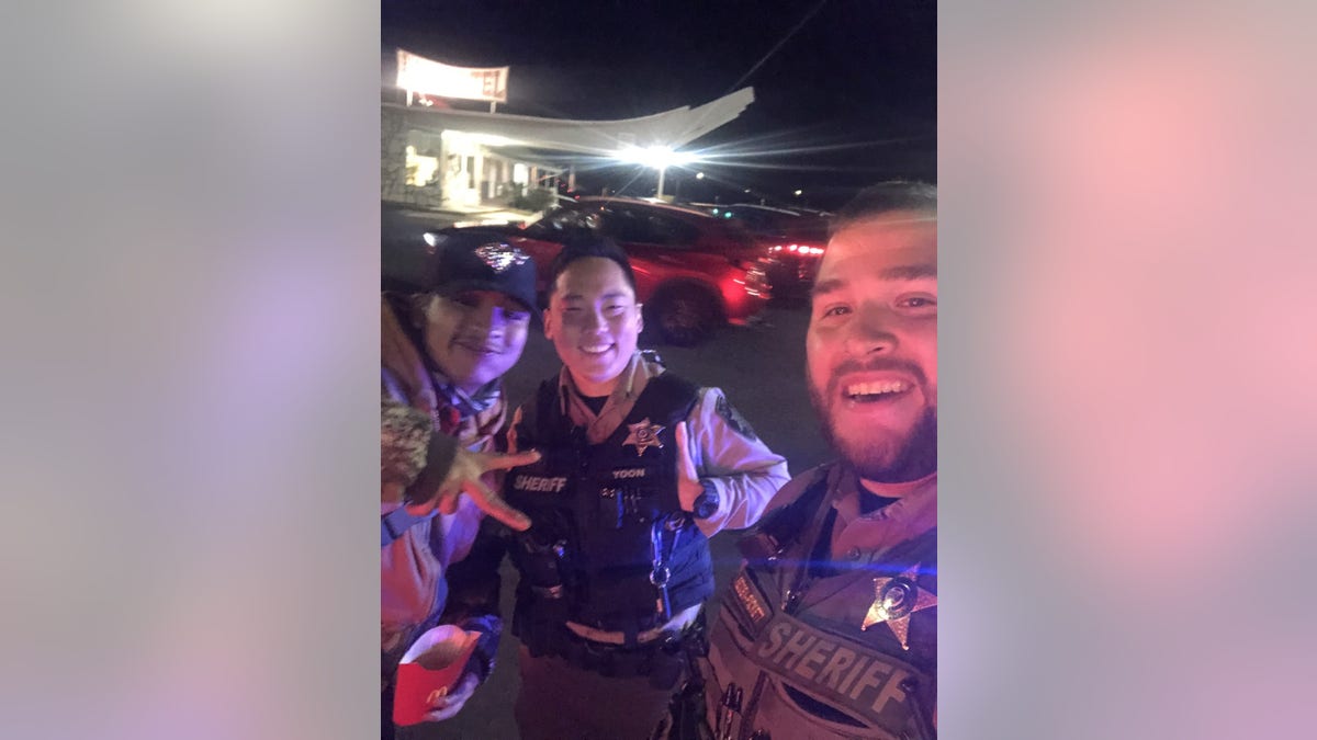 Marvin and two Oregon law enforcement officers who helped him safely get home, pictured.