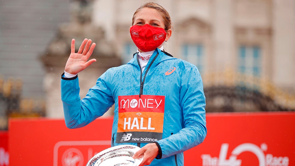 Hall poses for a photograph with her trophy in front of Buckingham Palace after the women's race of the 2020 London Marathon in central London on October 4. (JOHN SIBLEY/POOL/AFP via Getty Images)