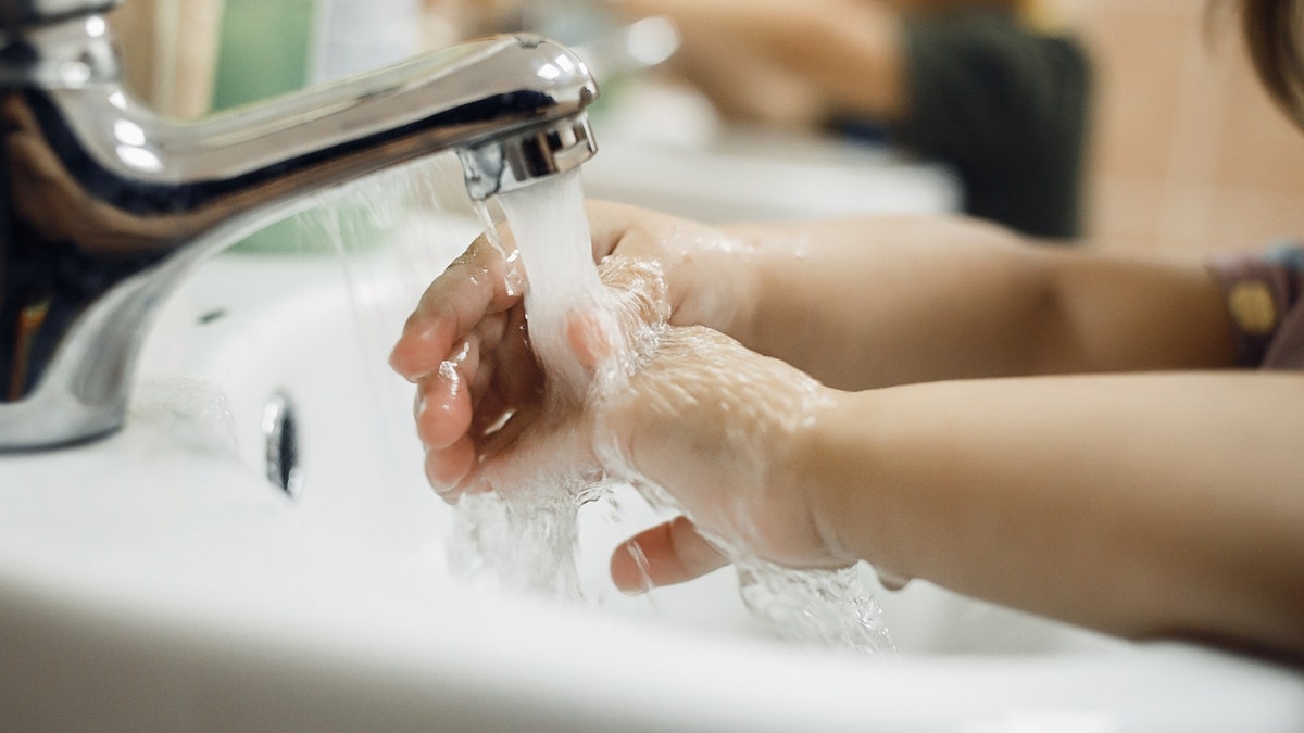 lavado de manos y agua corriente