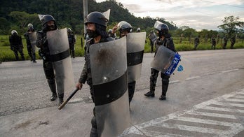 Hondurans in migrant caravan bused back after entering Guatemala