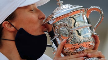 Poland's Iga Swiatek tops Sofia Kenin, wins French Open title