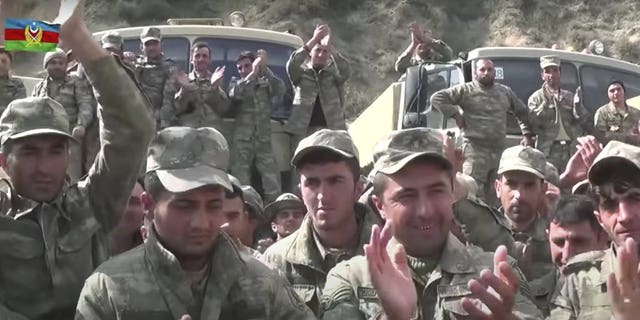 En esta captura tomada del video publicado por el Ministerio de Defensa de Azerbaiyán el sábado 3 de octubre de 2020, los soldados de Azerbaiyán aplauden en una reunión con oficiales durante los combates con las fuerzas de la autoproclamada República de Nagorno-Karabaj, Azerbaiyán.  Armenia y Azerbaiyán dijeron el sábado que continúan los intensos combates en su conflicto por el territorio separatista de Nagorno-Karabaj.  El presidente de Azerbaiyán criticó a los mediadores internacionales que han intentado durante décadas resolver la disputa.  (Ministerio de Defensa de Azerbaiyán vía AP)