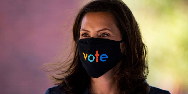 미시간 정부. Gretchen Whitmer wears a mask with the word "투표" displayed on the front during a roundtable discussion on healthcare, Wednesday Oct. 7, 2020, in Kalamazoo, 나를. (Nicole Hester/Ann Arbor News via AP)/