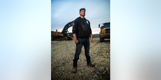 For years he has worked with mining prodigy Parker Schnabel, rising to rank of foreman. 이년 전, Rick struck off on his own.