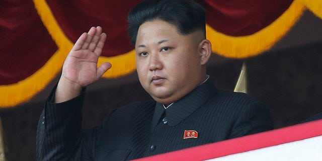 DATOTEKA - Na ovoj fotografiji od 25. listopada 2015., sjevernokorejski vođa Kim Jong Un gestikulira dok gleda vojnu paradu tijekom proslave povodom obilježavanja 70. godišnjice Radničke stranke Sjeverne Koreje u Pjongjangu, Sjeverna Koreja. (AP Photo/Wong Maye-E, datoteka)