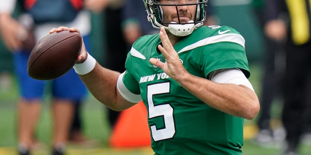 New York Jets quarterback Joe Flacco passes during the first half of an NFL football game against the Arizona Cardinals, Sunday, Oct. 11, 2020, in East Rutherford.