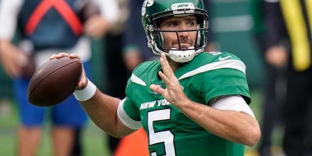 New York Jets quarterback Joe Flacco passes during the first half of an NFL football game against the Arizona Cardinals, Sondag, Okt.. 11, 2020, in East Rutherford.