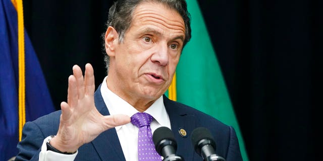 ARCHIVO: El gobernador de Nueva York, Andrew Cuomo, habla durante una ceremonia en la que se inauguró una estatua de la Madre Frances Cabrini, la santa patrona de los inmigrantes, en Battery Park en Nueva York.