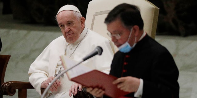 Pope Francis hears a priest listen to a group of faithful attending the weekly general audience at the Vatican, Wednesday, October 21, 2020, in Paul VI Hall. (AP Photo / Gregorio Borgia)