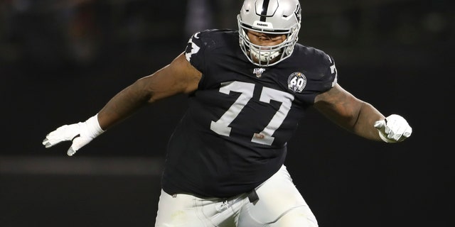 In questo settembre. 9, 2019, file di foto, Oakland Raiders offensive tackle Trent Brown protects a gap in the offensive line during an NFL football game against the Denver Broncos, in Oakland, California.