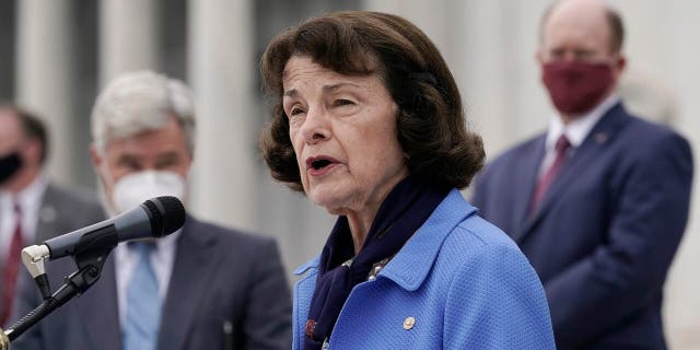 La Senadora Dianne Feinstein, D-California, miembro del Comité Judicial del Senado, habla en una conferencia de prensa después de boicotear el voto del panel liderado por los republicanos para avanzar en la nominación de la jueza Amy Coney Barrett para sentarse en la Corte Suprema el jueves 19 de octubre.  El 22 de febrero de 2020, en el Capitolio de Washington, ante la mirada de otros miembros del comité demócrata.  (Foto AP/J. Scott Applewhite)