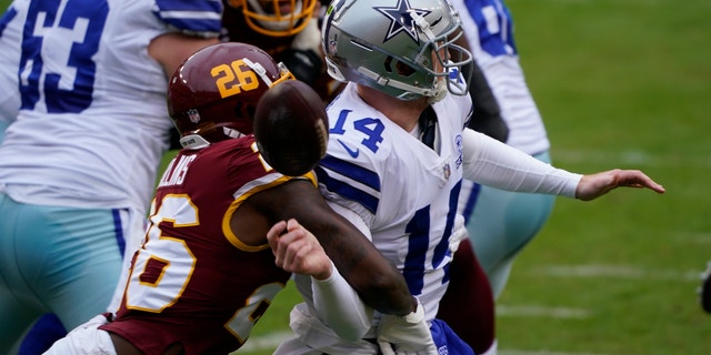 Washington Football Team strong safety Landon Collins (26) knocks the ball of the hands of Dallas Cowboys quarterback Andy Dalton (14) during the first half of an NFL football game, 일요일, 10 월. 25, 2020, Landover에서, Md. (AP 사진 / Susan Walsh)