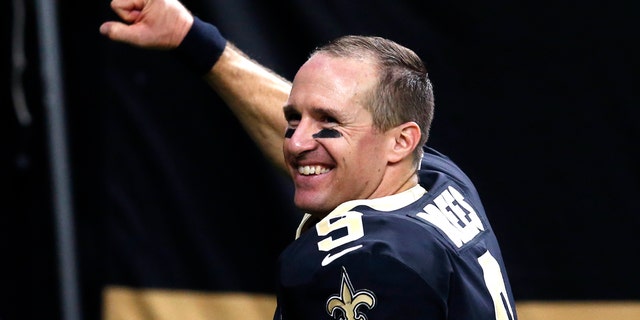 New Orleans Saints quarterback Drew Brees (9) reacts as he runs off the field after defeating the Carolina Panthers in a NFL football game in New Orleans, 일요일, 10 월. 25, 2020. The Saints won 27-24. (AP Photo/Butch Dill)