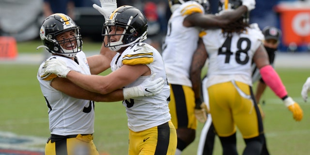Pittsburgh Steelers linebackers Alex Highsmith (56) and T.J. 와트 (90) celebrate after a 45-yard field goal attempt by Tennessee Titans kicker Stephen Gostkowski was no good in the final seconds of the fourth quarter in an NFL football game Sunday, 10 월. 25, 2020, 내슈빌, Tenn. The Steelers won 27-24. (AP Photo/Mark Zaleski)