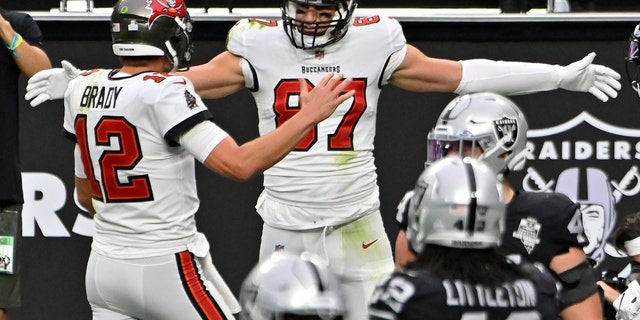 Tampa Bay Buccaneers tight end Rob Gronkowski celebrates with quarterback Tom Brady, 왼쪽, after Gronkowski scored a touchdown against the Las Vegas Raiders during the first half of an NFL football game, 일요일, 10 월. 25, 2020, 라스 베이거스. (AP Photo/David Becker)