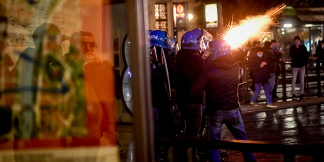 Police fire tear gas as clashes broke out during a protest against the government restriction measures to curb the spread of COVID-19 in Turin, Italy, 월요일, 10 월. 26, 2020. (Claudio Furlan/LaPresse via AP)