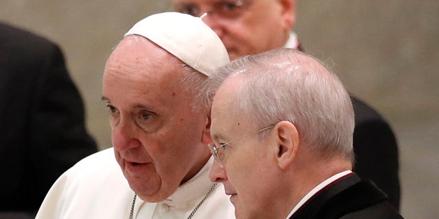 A Vatican official who is a key member of Francis' COVID-19 response commission, the Rev. Augusto Zampini, acknowledged Tuesday that at age 83 and with part of his lung removed after an illness in his youth, Francis would be at high risk for complications if he were to become infected. Zampini said he hoped Francis would don a mask at least when he greeted people during the general audience. "We are working on that," 그는 말했다. (AP Photo/Alessandra Tarantino)