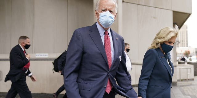 Fostul candidat democrat la președinție Joe Biden și soția sa Jill Biden pleacă după ce au votat la Carvel State Office Building, miercuri, 28 octombrie 2020, în Wilmington, Del. (AP Photo/Andrew Harnik)