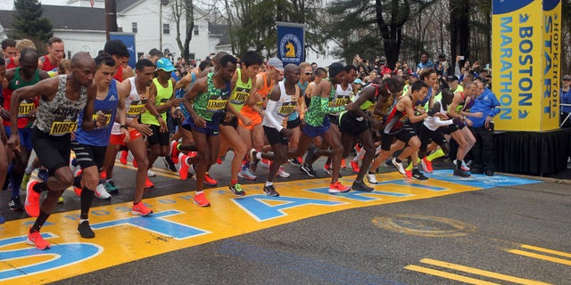 FILE - In questo aprile 15, 2019, file di foto, the elite men break from the start of the 123rd Boston Marathon in Hopkinton, Mass. Next year’s Boston Marathon has been postponed. The Boston Athletic Association says that it won’t hold the race as scheduled in April because of the COVID-19 pandemic. Organizers say it will be put off “at least until the fall of 2021.” This year’s marathon was initially postponed until the fall and later canceled outright. (AP Photo/Stew Milne, File)