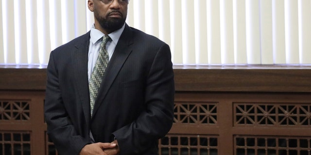 Shomari Legghette listens as the jury finds him guilty of first-degree murder in the 2018 killing of Chicago Police Cmdr. Paul Bauer, at the Leighton Criminal Courthouse in Chicago on March 13, 2020. (AP 통신)