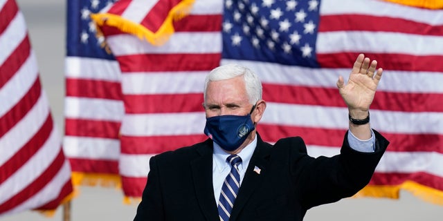 Vice President Mike Pence wears a face mask as he arrives for an airport rally, giovedi, Ott. 29, 2020, in Des Moines, Iowa. (AP Photo/Charlie Neibergall)