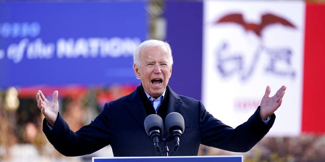 Biden berbicara pada rapat umum kampanye di Iowa State Fairgrounds di Des Moines, Iowa, Jumat, 30 Oktober 2020. 