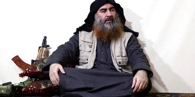FILE - Abu Bakr al-Baghdadi (Al-Furqan media via AP, 文件)