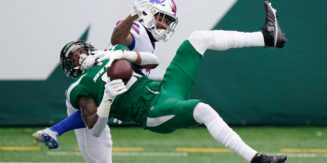 New York Jets' Blessuan Austin, bottom, breaks up a pass intended for Buffalo Bills' Gabriel Davis, 상단, during the first half of an NFL football game, 일요일, 10 월. 25, 2020, in East Rutherford, N.J. (AP Photo/Frank Franklin II)