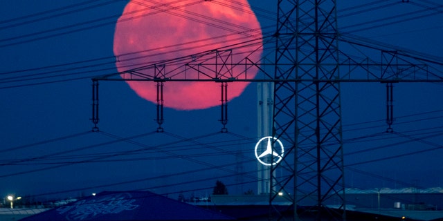 The full moon rises over the outskirts of Frankfurt, 독일, 토요일, 10 월. 31, 2020. The full moon is known as a Blue Moon. (AP Photo/Michael Probst)