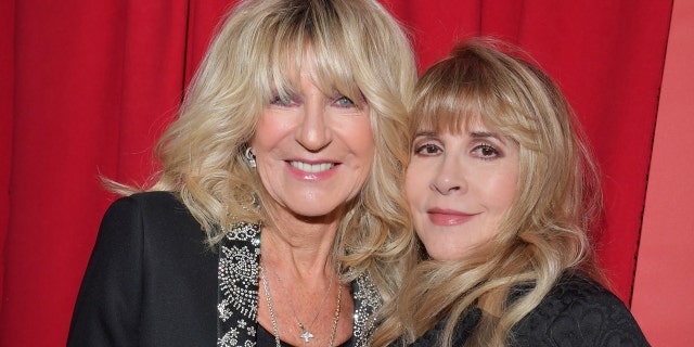 Fleetwood Mac bandmates Christine McVie (links) and Stevie Nicks (reg) became very close friends. (Photo by Lester Cohen/Getty Images for NARAS)