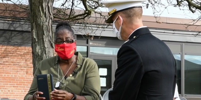 .美国. Marine Corps Major with 4th Combat Engineer Battalion presents Lance Cpl. Corey Staten’s mother, Nancy Staten, the Navy and Marine Corps Medal during an award ceremony in Baltimore.