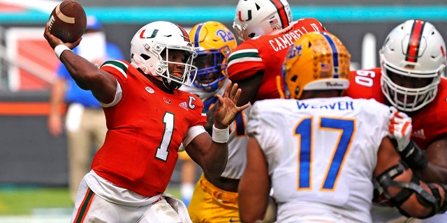 Miami quarterback D'Eriq King (1) passes against Pitt in the second half of an NCAA college football game in Miami Gardens, Fla., Sabato, Ott. 17, 2020. (Al Diaz/Miami Herald via AP)