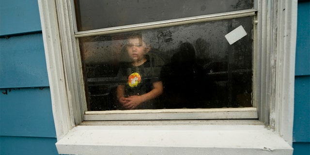 Hunter Daniel, 3, looks out the window of his uncle's house, to which his family temporarily relocated to ride out Hurricane Delta on Oct. 9. (AP 사진 / Gerald Herbert)