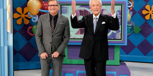 Bob Barker (derecha), en la foto con Drew Carey, organizó 'The Price is Right' desde 1988 hasta 2007.'The Price is Right' from 1988 until 2007.