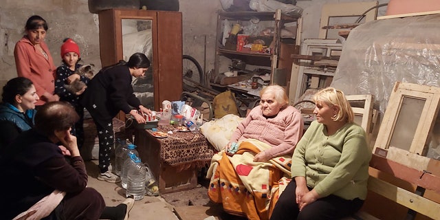 Las familias, desplazadas de los continuos enfrentamientos en Nagorno-Karabaj, solicitan ayuda al Comité Internacional de la Cruz Roja (CICR).